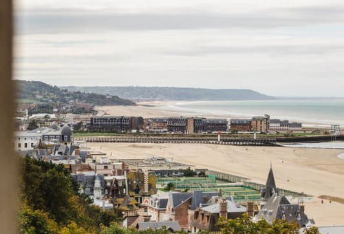 Vue à couper le souffle du balcon de ce studio au dessus de la falaise des...