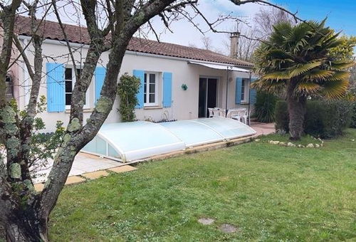 House with a private pool without any neighbors, 10mn cycling distance from...