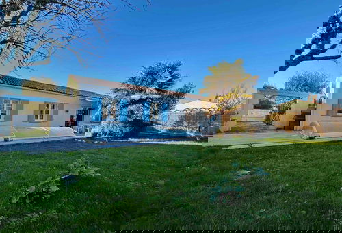 House with a private pool without any neighbors, 10mn cycling distance from...