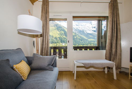 Nice apartment with a good view of the Mont-Blanc range
