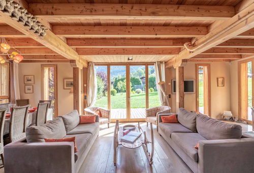 At the foot of the Prarion slopes, this chalet offers a wonderful Mont-Blanc...