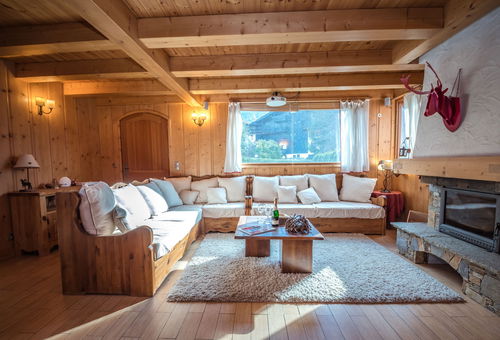 1.5 km away from the centre of Chamonix and 200 meters away frm the ski-bus...