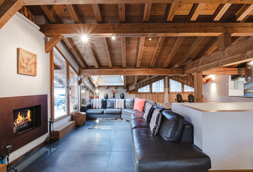 150 meters from the slopes of Chosalets and at 400 meters from the gondola...