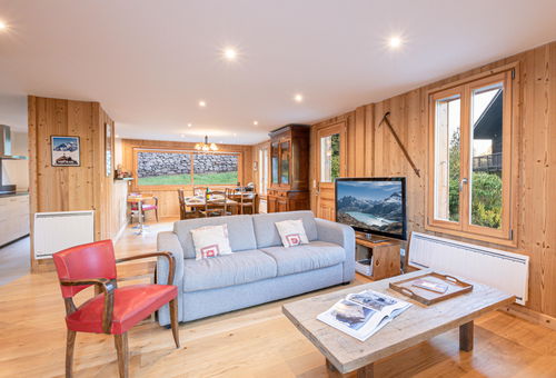 Charmng and cosy chalet with sauna, located on the hillsides at the entrance...