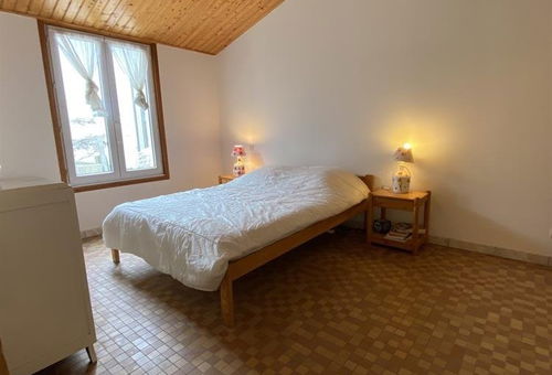 In a quiet area, 5' cycling from the Les Huttes beach.