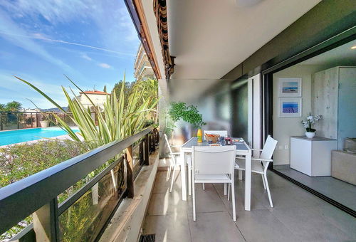 Ideal location on Mont Boron which overlooks the sea.