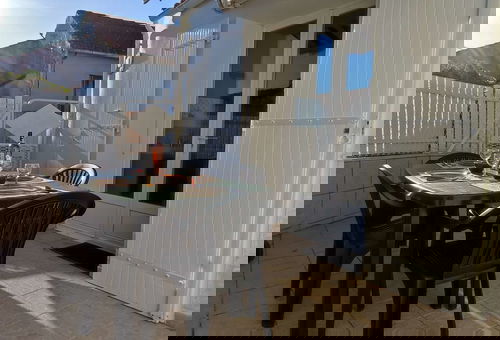 Proximité immédiate avec le centre-ville de la Brée-les-Bains et la plage.