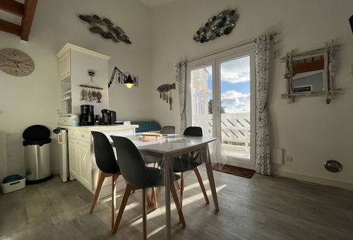 Sea view, 200m from the beach.