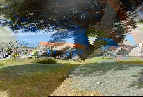 Proximité plage et pistes cyclables.