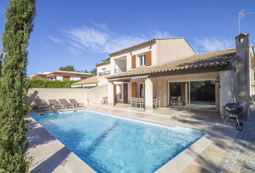 Maison de vacances rénovée pour 10 personnes avec piscine privée.