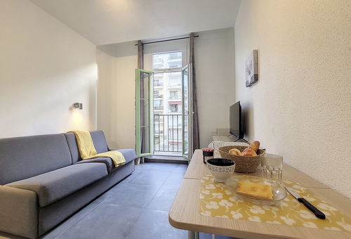 Un joli appartement climatisé situé au dernier étage avec ascenseur.