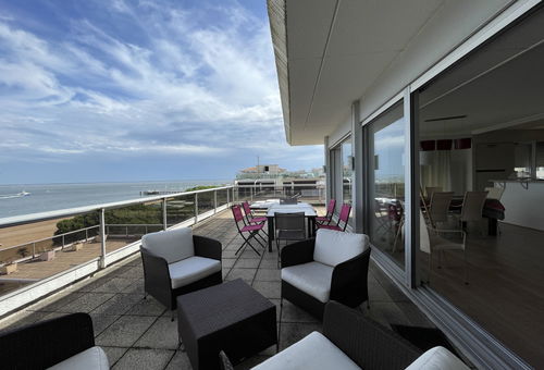 Immense terrasse de 160 m² face à la mer. Plage au bas de l'immeuble.