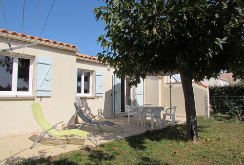 10' walking distance from the daily market, 4' cycling from the beach.