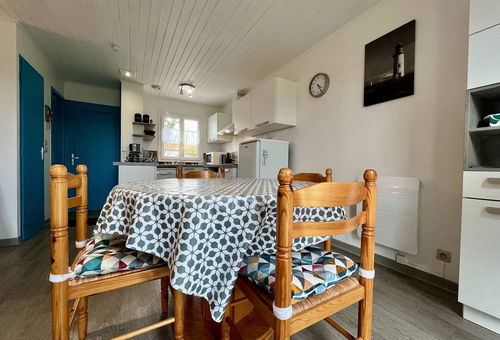 10' walking distance from the daily market, 4' cycling from the beach.