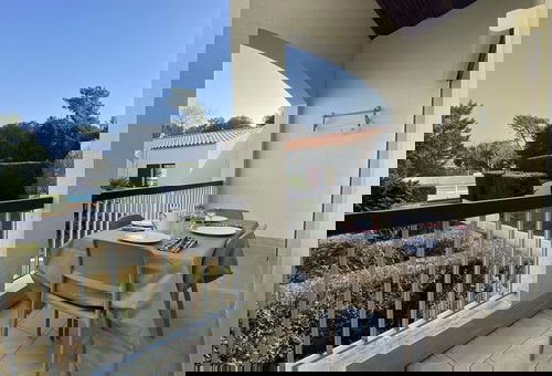 Piscine, tennis, terrain de pétanque dans la résidence.