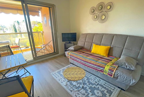 Plage à 600m, piscine commune, vue mer.