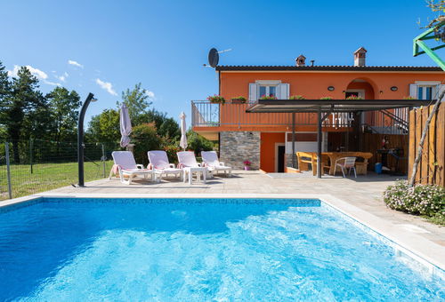 Petit complexe de quelques appartements partageant une piscine.