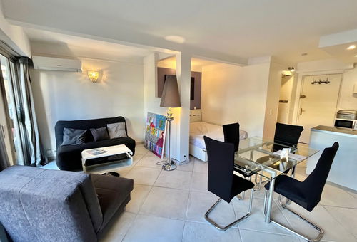 Studio ideally located 50 meters from the Croisette and the beaches