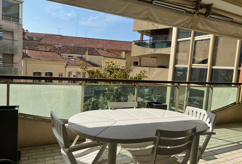 Apartment with a large terrace 10 minutes walk from the beaches and the...