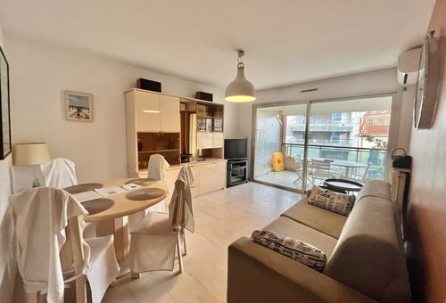 Apartment with a large terrace 10 minutes walk from the beaches and the...