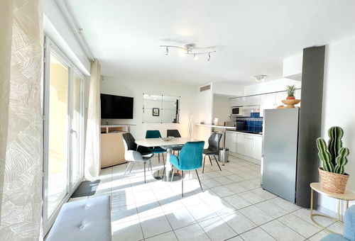 Comfortable apartment 3 minutes walk from the beaches and the old port and 10...