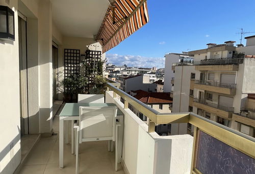 Spacious apartment with terrace in a secure residence located 100...