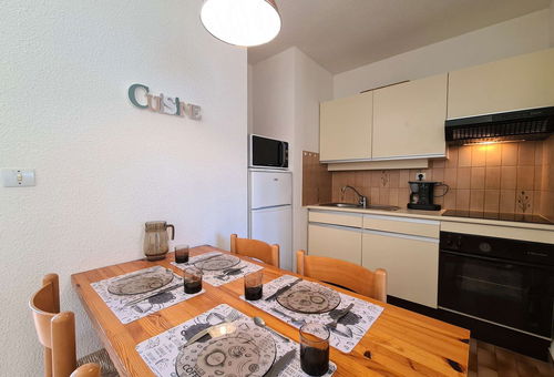 Avec piscine commune.