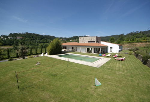 Tennis et piscine sur un vaste domaine de 3 hectares.