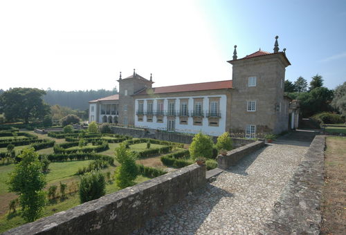 Située au milieu de 50 hectares de vignobles.