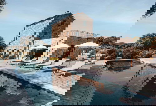 Au cœur du maquis venez séjourner dans cette maison entre luxe et tradition.