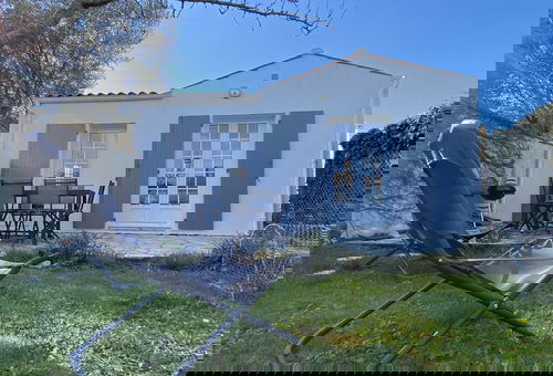 Nice house with a fenced garden, in a quiet area in the center of La Brée Les...