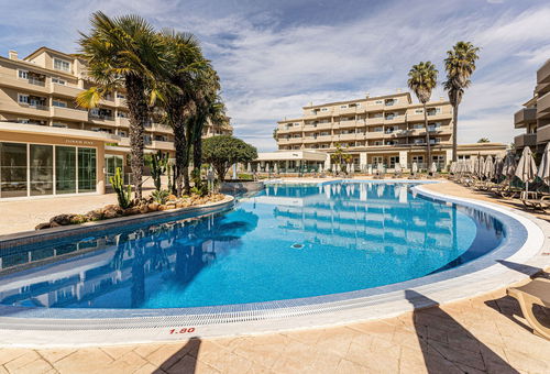 Beautiful apartment with terrace and swimming pool located in Portimão