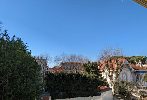 Located in the center of Arcachon, nice apartment with balcony and private...