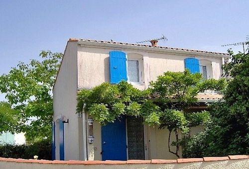 Close to the ocean and to a sandy beach with a sailing school.