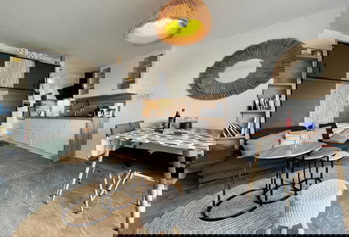 Accès direct au port de plaisance et ses commerces