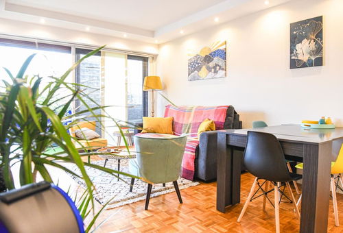 Grand appartement avec balcon et parking.