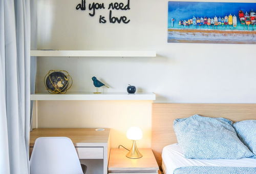 Grand appartement avec balcon et parking.