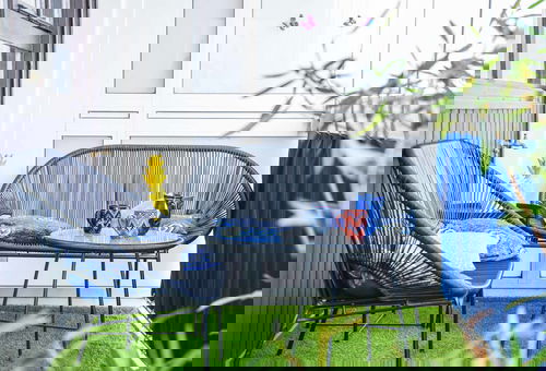 Grand appartement avec balcon et parking.