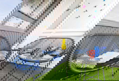 Grand appartement avec balcon et parking.