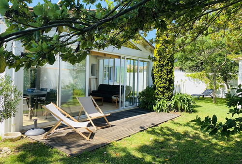 Next to all amenities and to the beach.