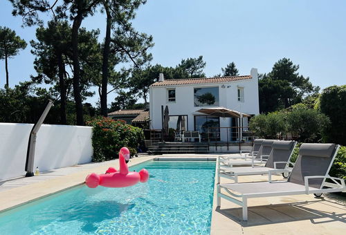 Superbe vue mer et piscine chauffée.
