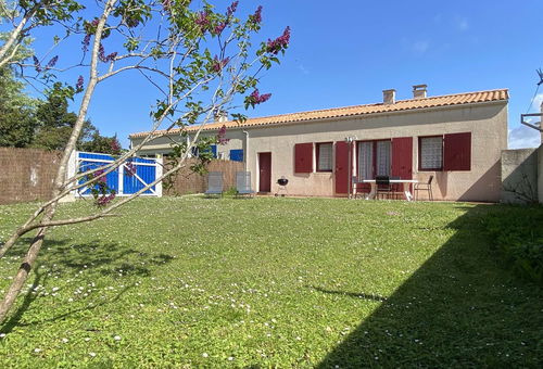 Pretty little house in the heart of a residence, close to the beach