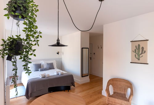 Meublé avec goût et moderne.