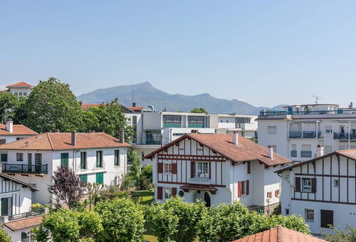Modern apartment in the city centre with Rhune view