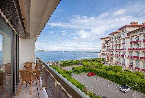 Nice studio with sea view, parking and direct access to the beach