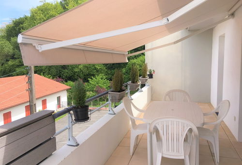 Modern apartment with large balcony and parking less than 5 minutes from the...