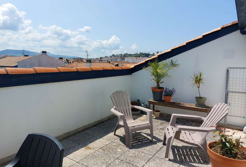 Large character apartment with terrace located in the heart of the city