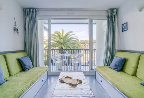 Appartement avec terrasse dans une résidence avec piscine proche de la plage