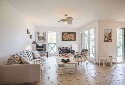 Apartment with terrace close to all amenities