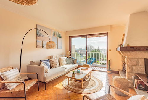 Large duplex apartment close to the centre and the shops